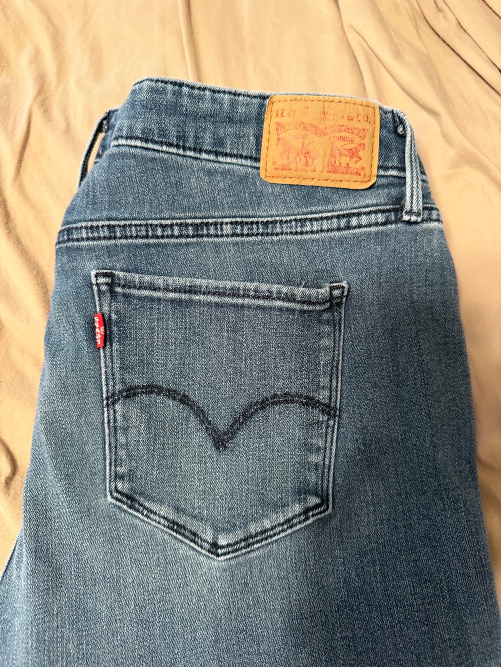 Levi's Straight Leg Women's Jeans in Mid Blue with Tan Patch